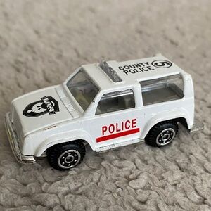 COUNTY POLICE #5 WHITE 1:64 DIECAST 2 1/2" SUV W/ BLACK & RED 8009 MADE IN CHINA